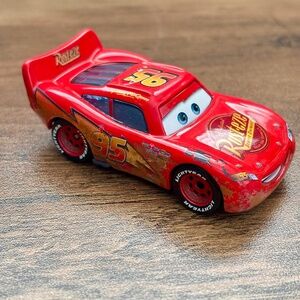 DISNEY Pixar Cars Dirty MUDDY LIGHTNING MCQUEEN Diecast Race Rusteze 2021 Mattel